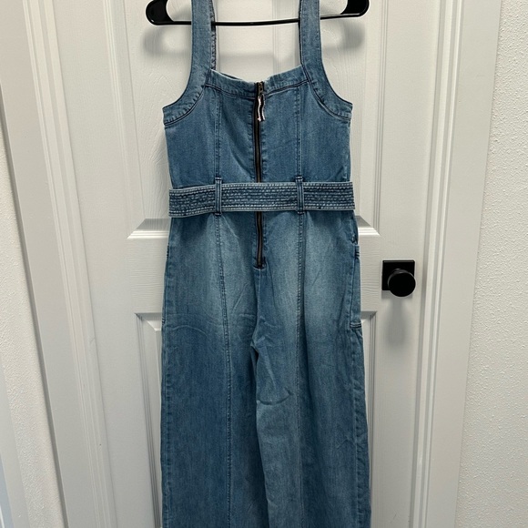 Stylish Denim Jumpsuit with Belt - Picture 3 of 6
